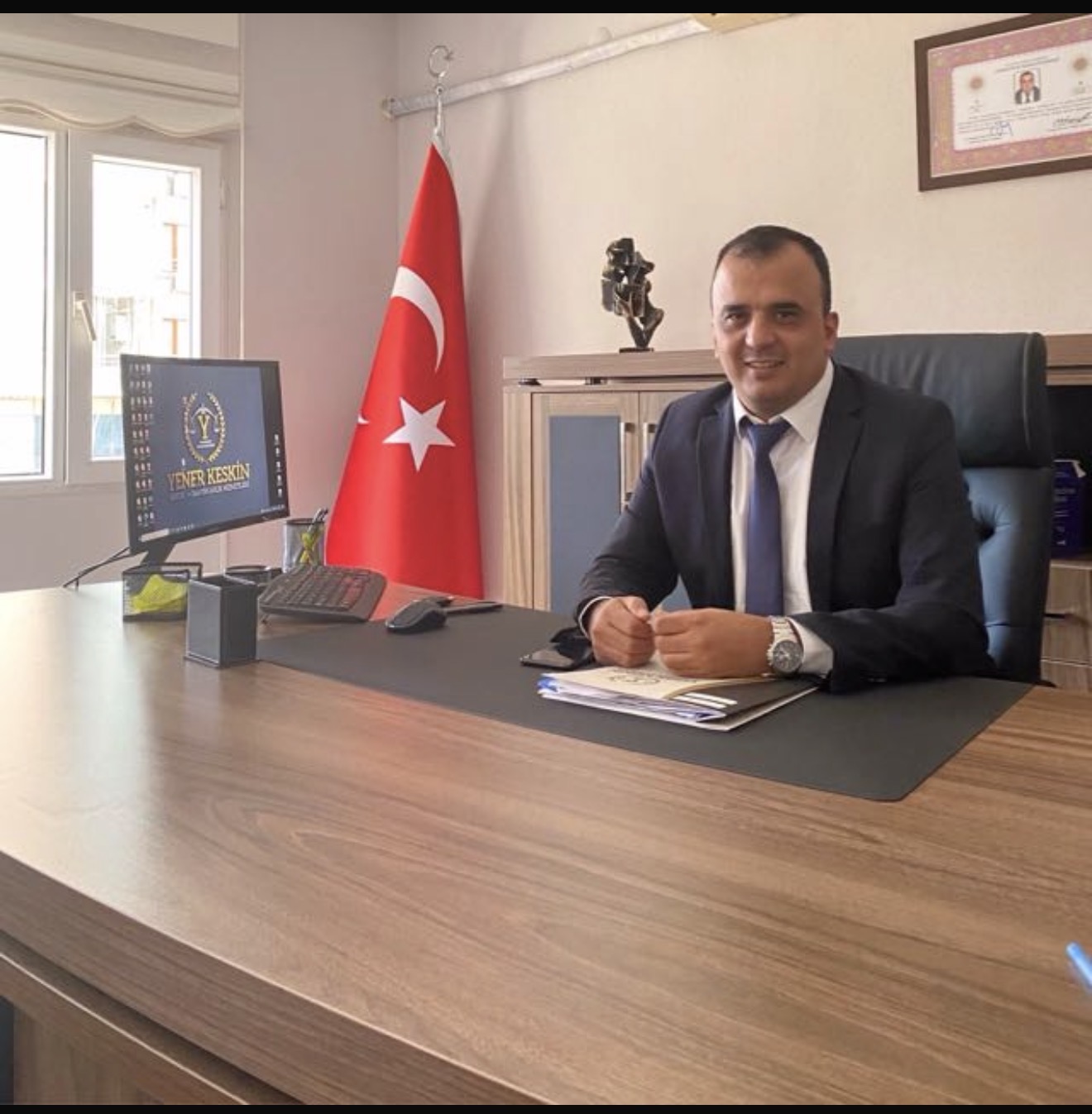 Avukat - Arabulucu Yener KESKİN çalışma ofisinde